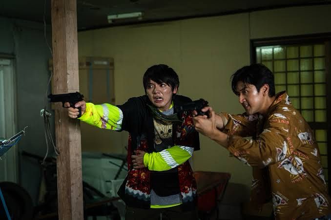 『ベイビーわるきゅーれ 2ベイビー』で殺し屋兄弟を演じる丞威と濱田龍臣。