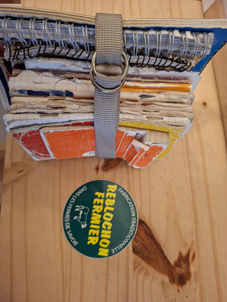 Carnets militaires divers reliés par une sangle de raquette représentant 20ans de vie militaire.
Et un autocollant publicitaire pour du reblochon. 🤗