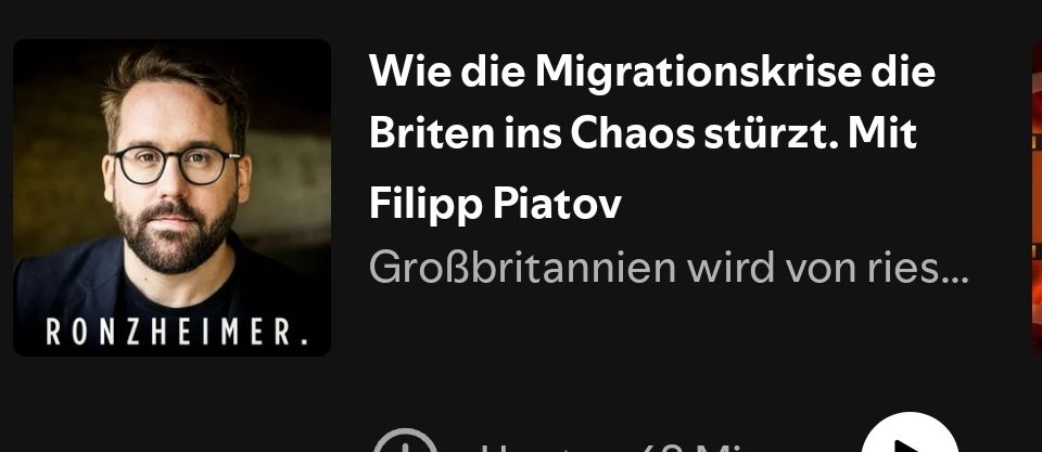 Titel vom Podcast: Wie die Migrationskrise die Briten ins Chaos stürzt