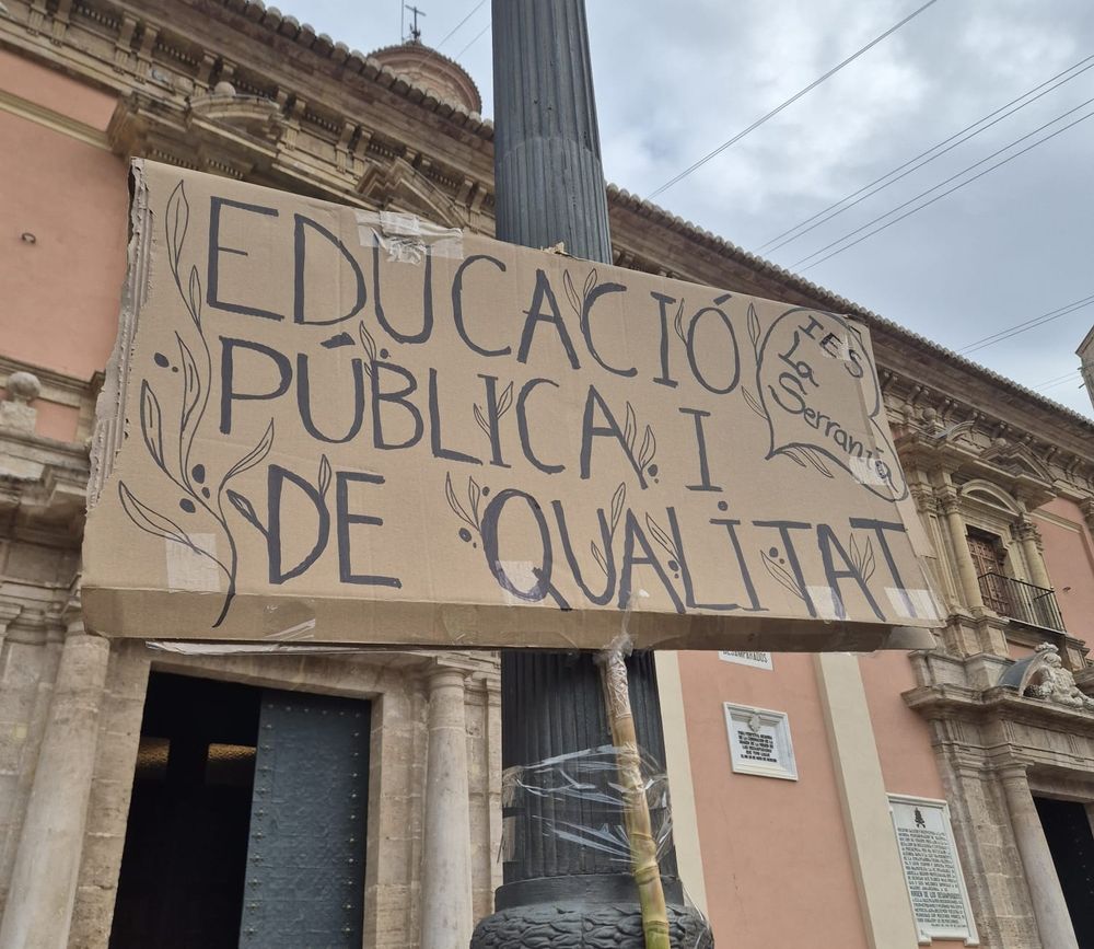 Pancarta de la manifestació que diu: "Educació pública i de qualitat"