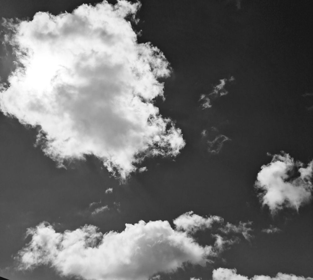 Blauer Himmel mit weißen Wolken aber als Schwarzweiß Foto