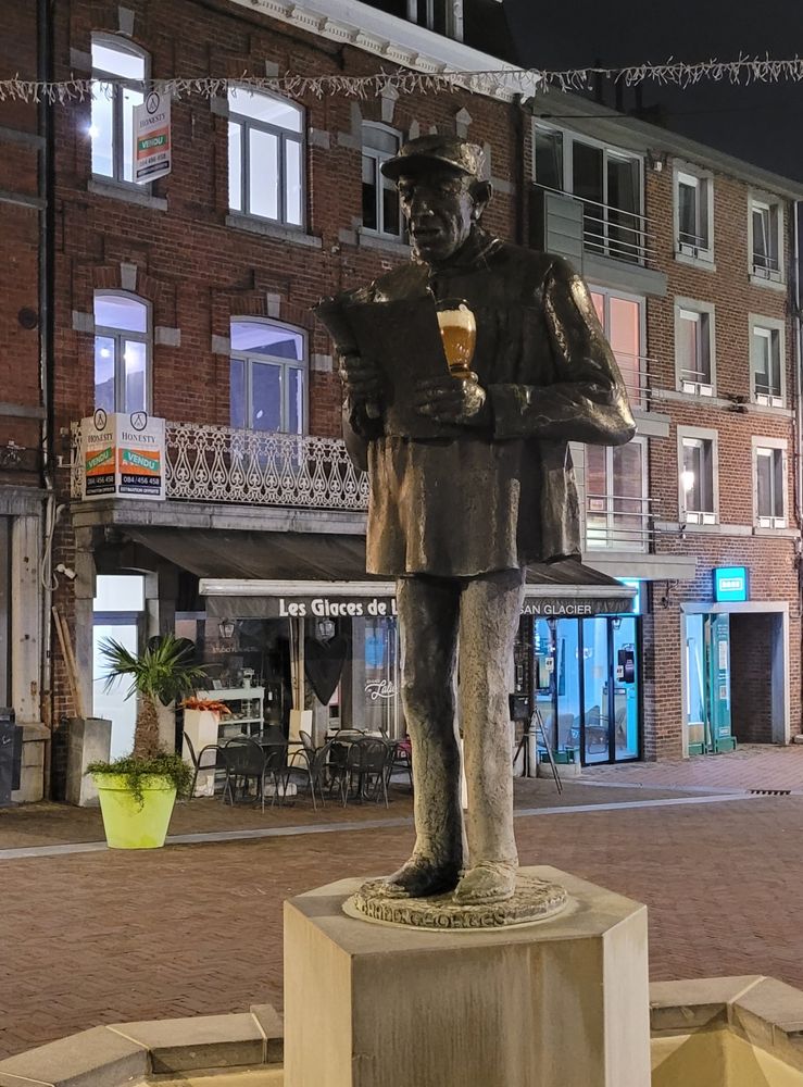 The town crier statue, holding a glass of beer.
