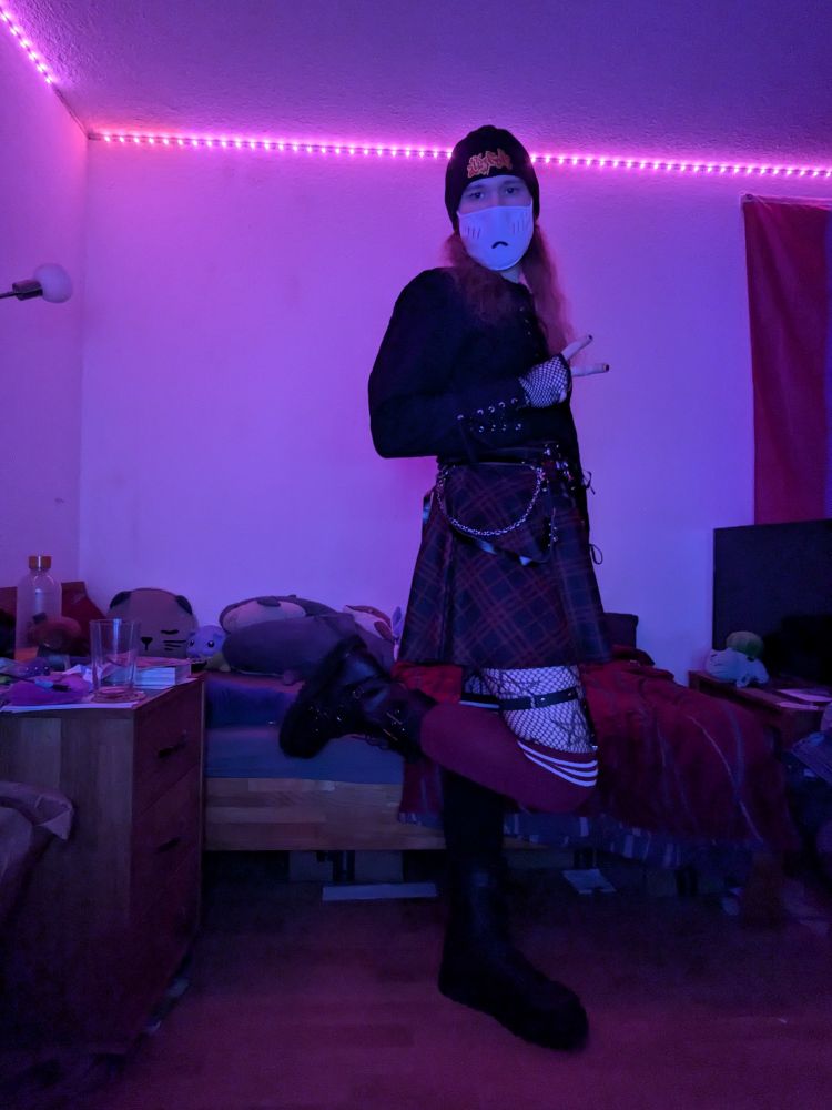 Ich mit rot schwarzem rock, thigh highs in  schwarz und rot, strapholdern mit herzen in der mitte, pentagram fishnets, fishnet gloves
