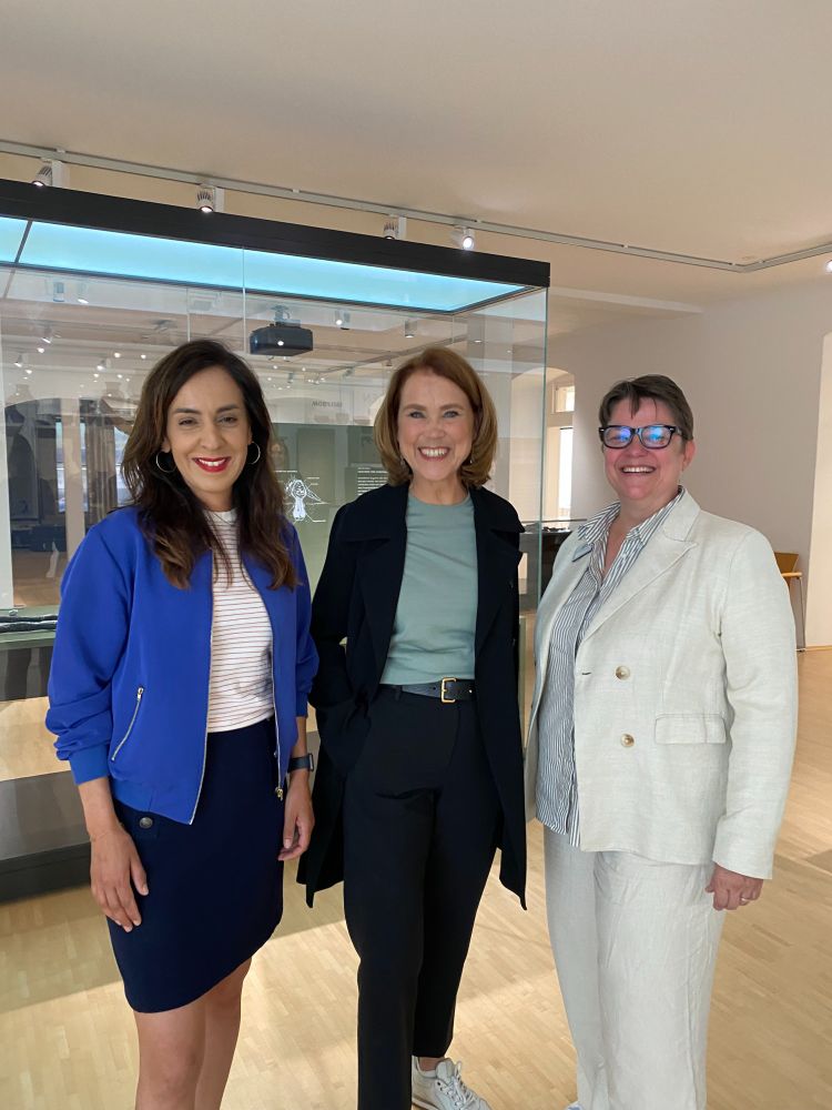 Foto von Nese Erikli, MdL, Ministerin Petra Olschowski und Nina Willburger  Ständige Vertretung der Direktion des ALM