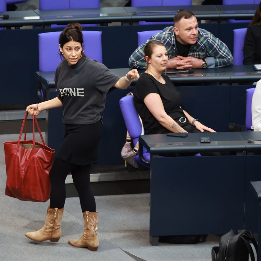 Linken-Abgeordnete Köktürk mit einem "Palestine"-Shirt