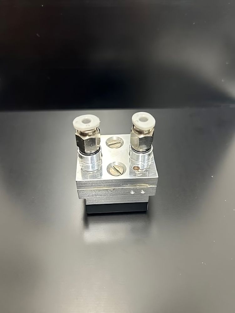 Die Gaszelle des Sensorsystems besteht aus drei Zentimeter großen Aluminiumplatten die mit einer Epoxidharzverbindung luftdicht erklebt sind. Sie hat einen Ein- und Auslass. 