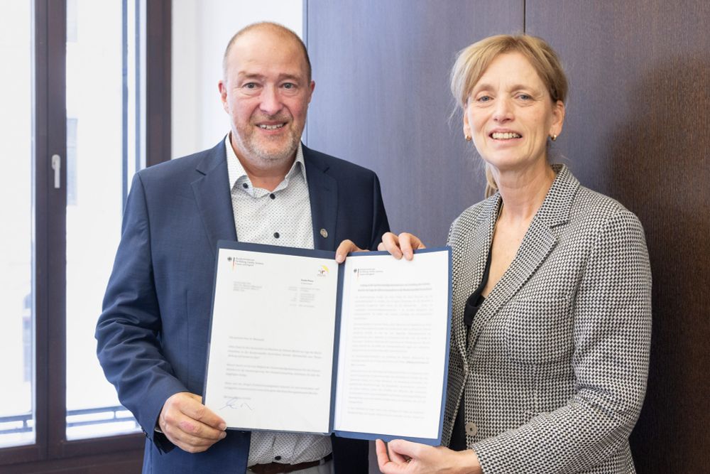 Dr. Markus Marquard und Bundesseniorenministerin Karin Prien bei der Übergabe der Berufungsurkunde zur Zehnten Altersberichtskommission (Foto: © Jens Liebchen/DZA)