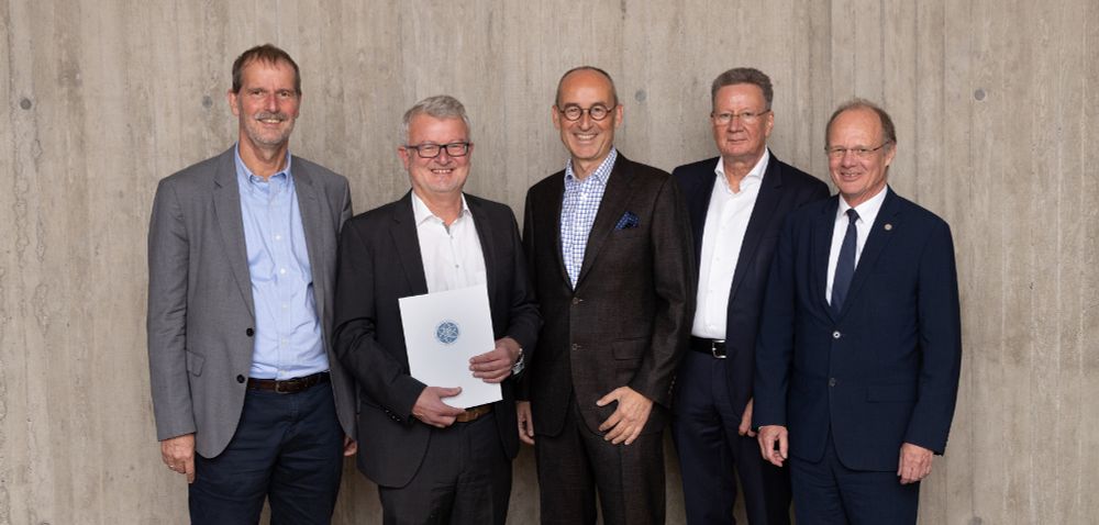 Verleihung des Internationalen Dr. Barbara Mez-Starck-Preises 2025: Laudator Prof. Axel Groß, Preisträger Prof. Maximilian Fichtner, Werner Braun und Thomas Vetter, Stiftungsvorstände und Universitätspräsident Prof. Michael Weber (v.l.) (Foto: Heiko Grandel)
