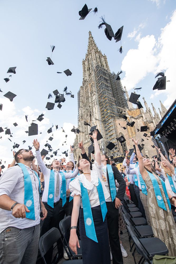 Zum Grande Finale fliegen hunderte Hüte vor der Kulisse des Ulmer Münsters in die Luft (Foto: Elvira Eberhardt/Uni Ulm)