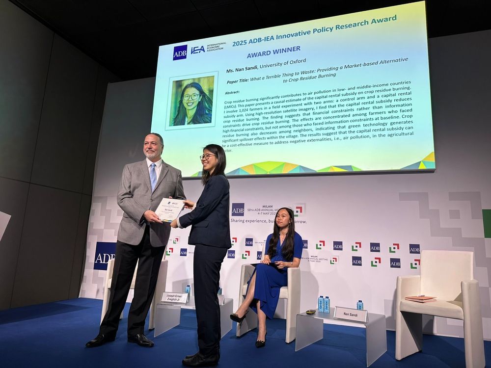 Nan Sandi being presented with her award. Credit: ADB-IEA.