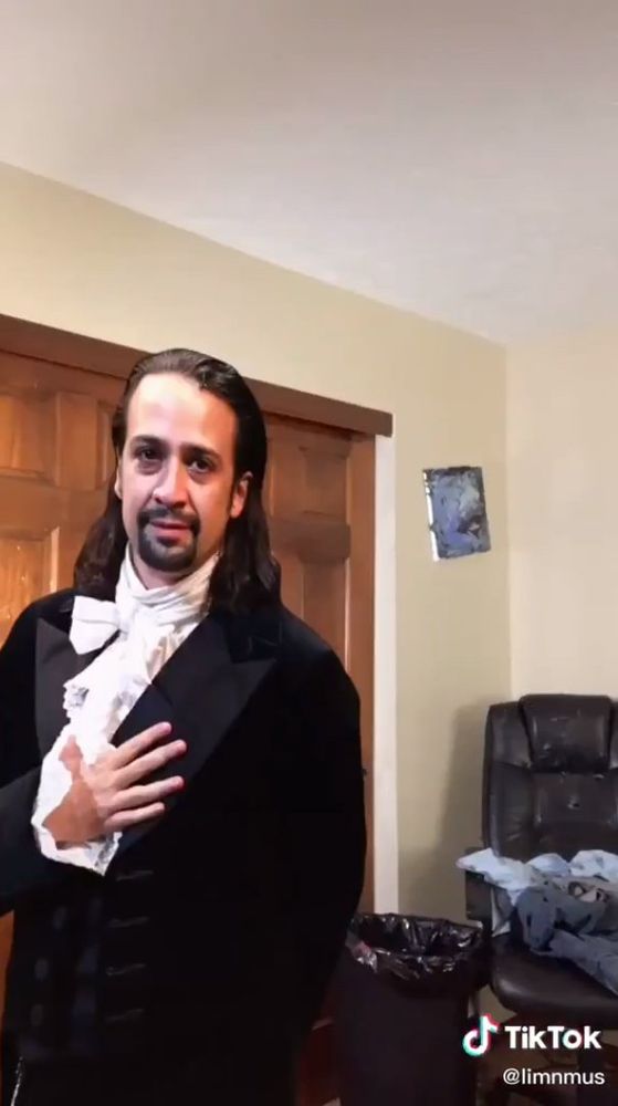 lin manuel miranda de papelão em uma sala de estar estadunidense 