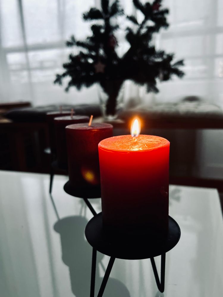 Die erste Adventskerze brennt