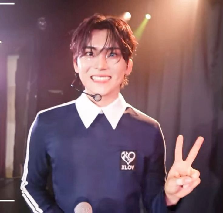 xlov hyun smiling for the camera he looks very pretty and this was right after he accidentally got scared😭