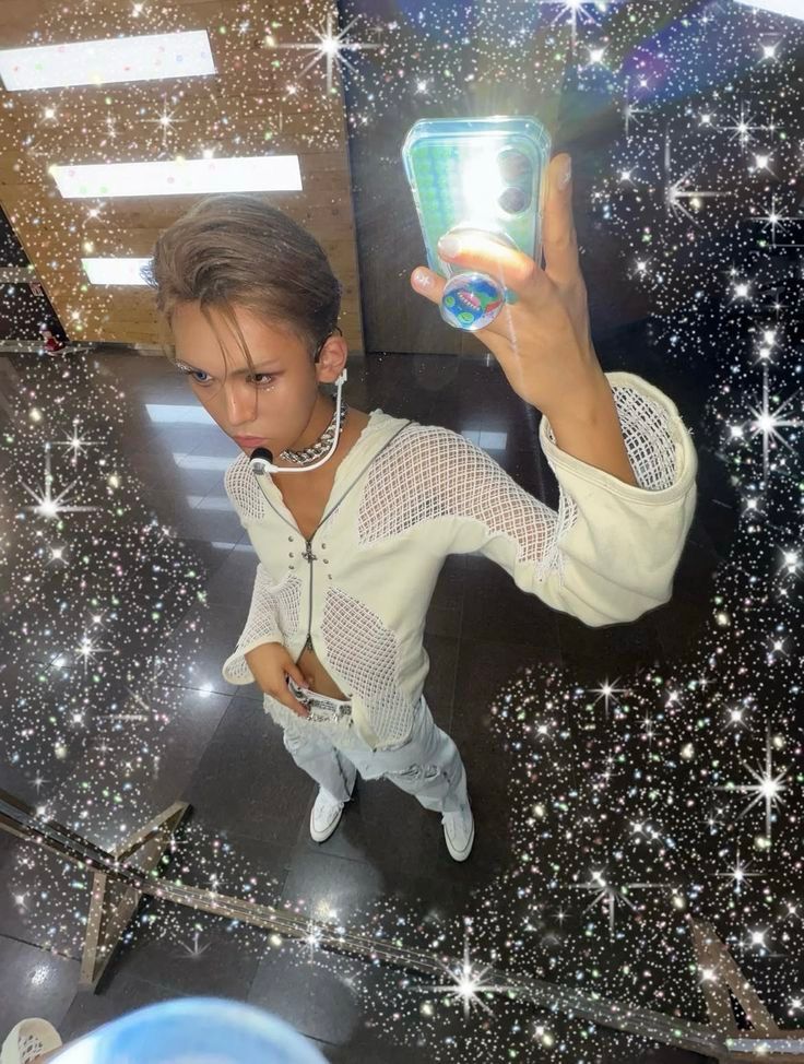 xlov hyun with some of his silly editing on the picture just absolutely serving face i love him