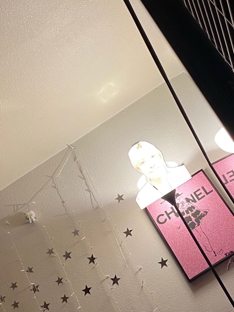 gooby gaon (xdiz) edited onto the user's lamp