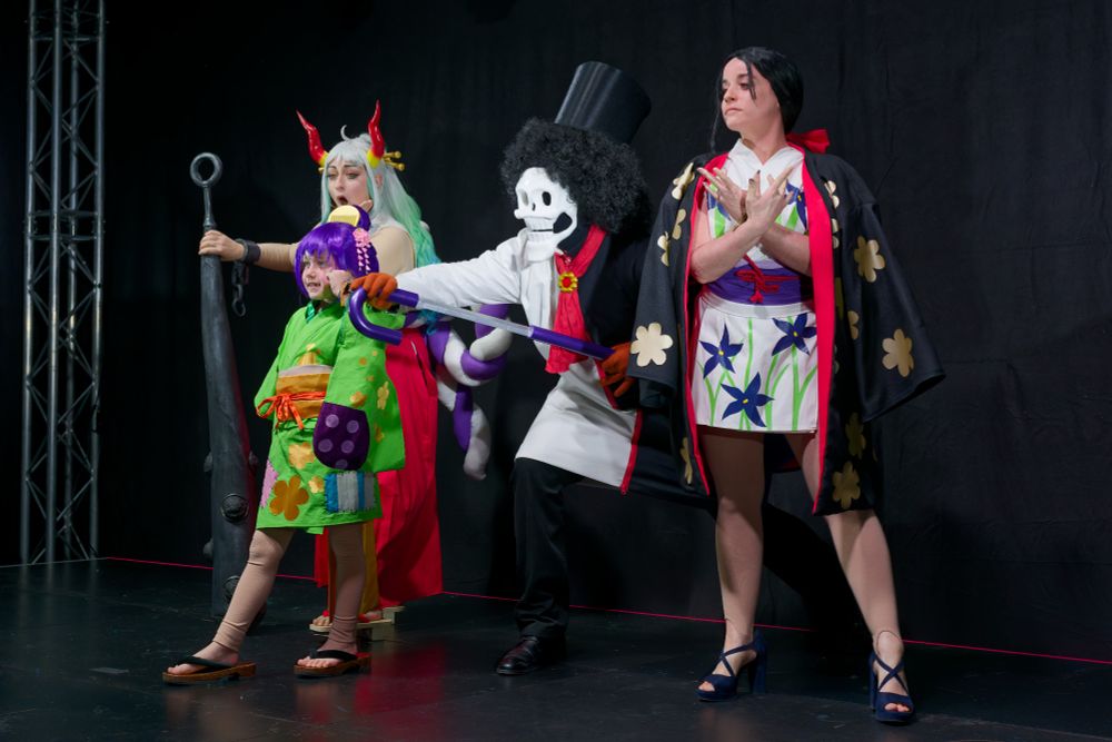 Photo de groupe du concours Défilé libre 2025, montrant 4 personnes avec des styles différents : des déguisements simples aux plus élaborés, quel que soit votre univers vous étiez bienvenu(e-x)s !