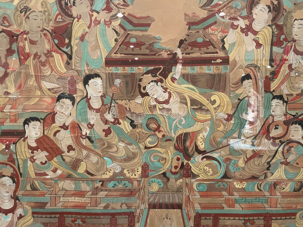 後ろ手で琵琶を弾く絵は敦煌の特徴的なものらしい