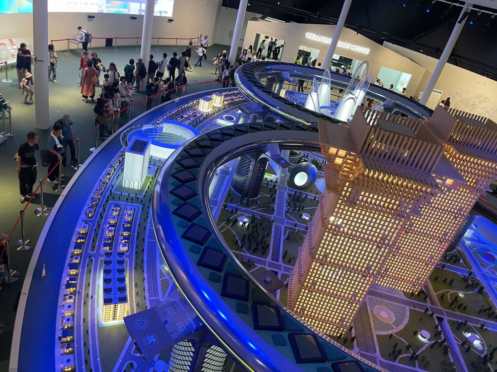 西陣織で外観を作ってある飯田グループ×大学のパビリオン
中は未来の都市開発についての展示