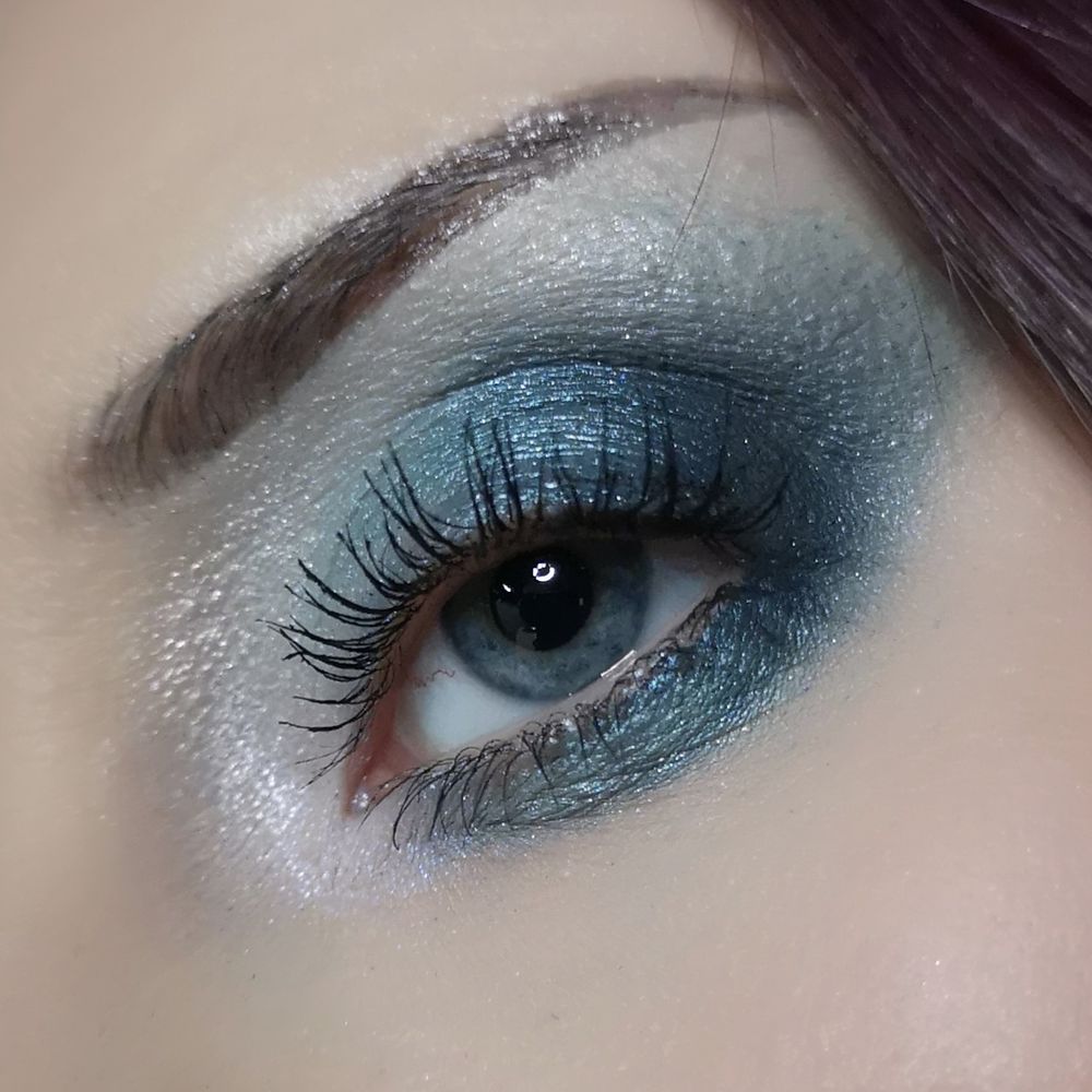 A closeup shot of my eye makeup. A slightly messy, almost grunge-inspired take on a blue smokey eye. Using a mix of blues, ranging from warmer greenish blue to icy cold white blues, with dark oil slick navy blues on the outer edges of the lash line. This shimmery eye look was fun to create, I usually stay away from blues since I have blue eyes and god forbid we don't wear colors that make our eyes pop 🙄