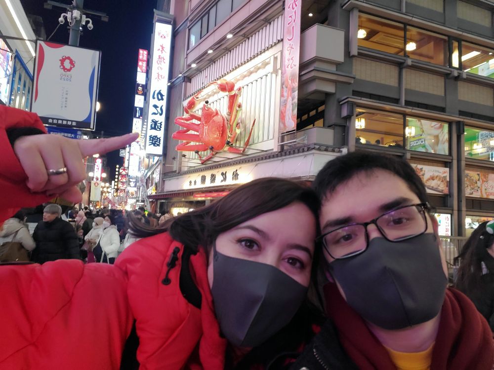 Jo and Echo selfie in front of a giant crab on the side of a building