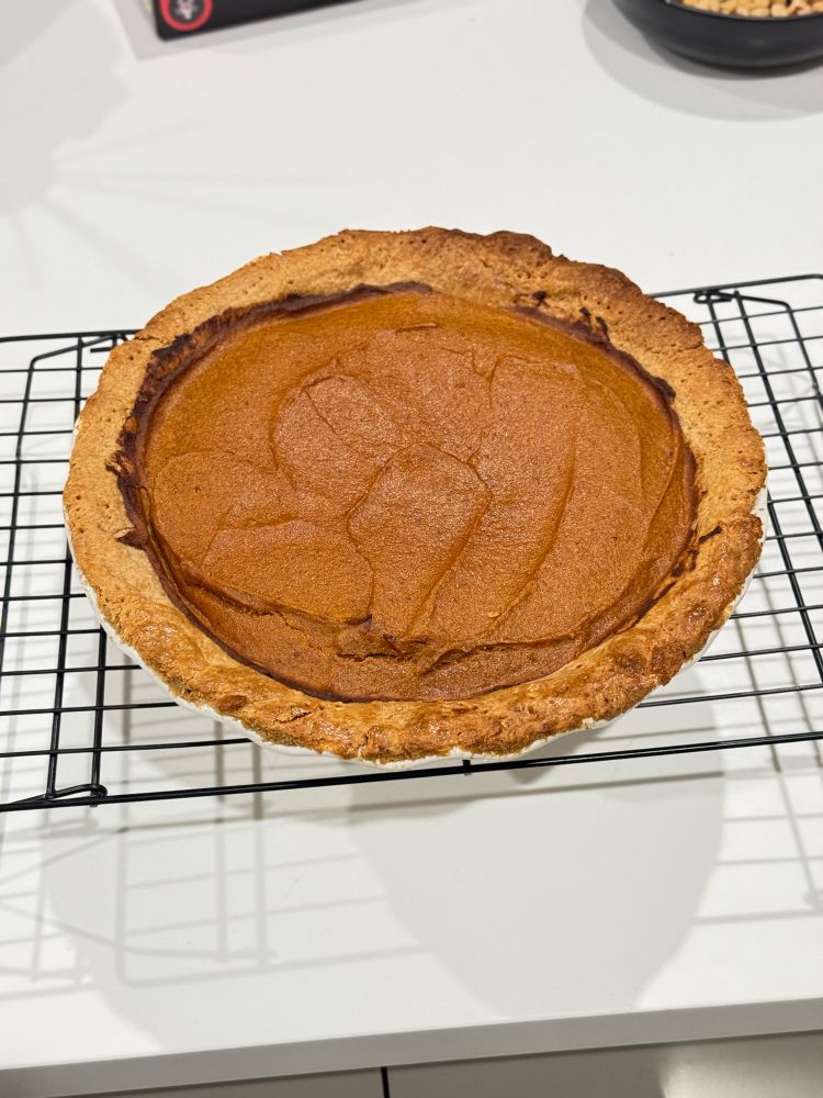 Pumpkin pie with caramelized edge 