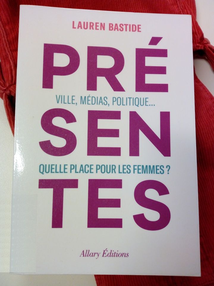 Couverture sur fond blanc.
Le titre est scindé en trois syllabes d'où émerge le sous-titre :
Villes, médias, politique...  Quelle place pour les femmes ?
Allalry éditions, 2020.