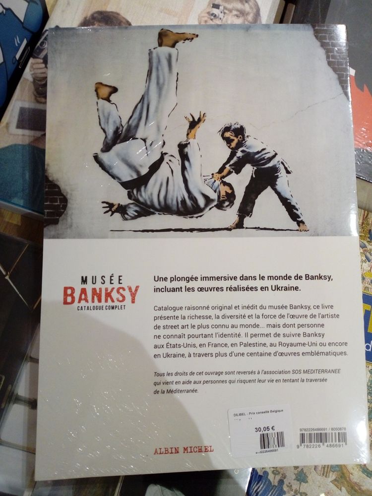 Résumé :

Ce livre présente la richesse, la diversité et la force de l'oeuvre de l'artiste de street art le plus connu au monde... et pourtant dont personne ne connait l'identité. Il permet de suivre l'évolution de Banksy aux États-unis, en France, en Palestine, au Royaume-Uni ou encore en Ukraine, à travers plus d'une centaine d'oeuvres emblématiques, légendées et remises dans leur contexte.
C'est le catalogue raisonné original du musée Banksy où toutes ces oeuvres sont reproduites dans un contexte urbain, permettant au grand public de les découvrir de manière réaliste et d'en saisir la force, y compris celles qui n'existent plus, qui ont été volées ou dégradées.
Une plongée immersive dans le monde de Banksy, incluant les oeuvres les plus récentes réalisées en Ukraine.
