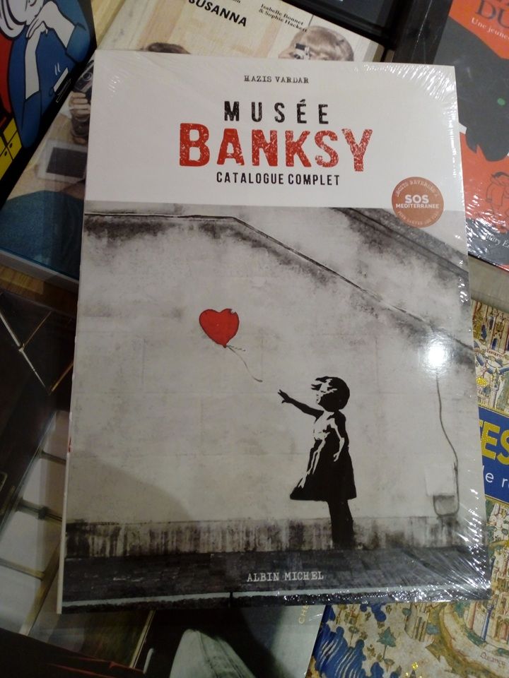 Couverture : une petite fille lâche un ballon en forme de coeur.
