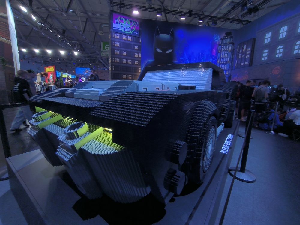 Das Lego Batmobile, aber in 1:1 größe aus normalen Legosteinen. Basically Legosteine aus Legosteinen gebaut