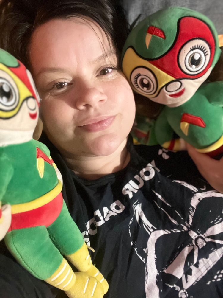 Foto con dos peluches de MamaLucha
