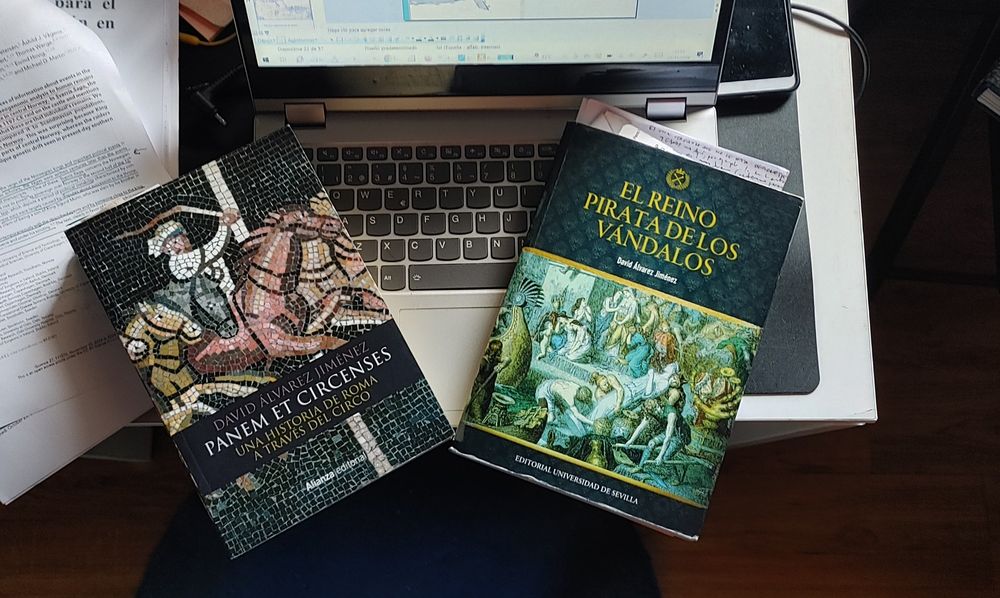 En la foto aparecen las portadas de mis dos monografías: "El reino pirata de los vándalos" (Universidad de Sevilla, 2016) y "Panem et circenses. Una historia de Roma a través del circo" (Alianza Editorial, 2018).
