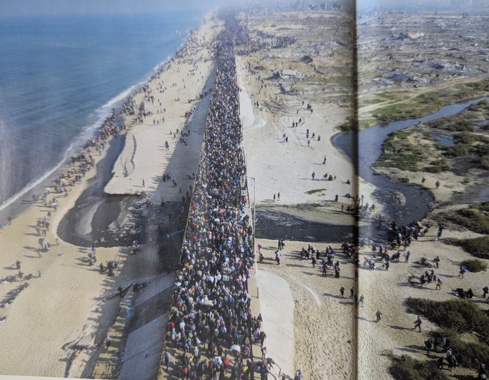 Un flujo ininterrumpido de gazatíes desplazados marchando hacia la ciudad de Gaza el 27 de enero de 2025 tras haber atravesado el corredor de Netzarim desde el sur de la franja de Gaza, a raíz de la reapertura del acceso al norte del territorio por parte de Israel.
Revista "Philosophie" agosto 2025