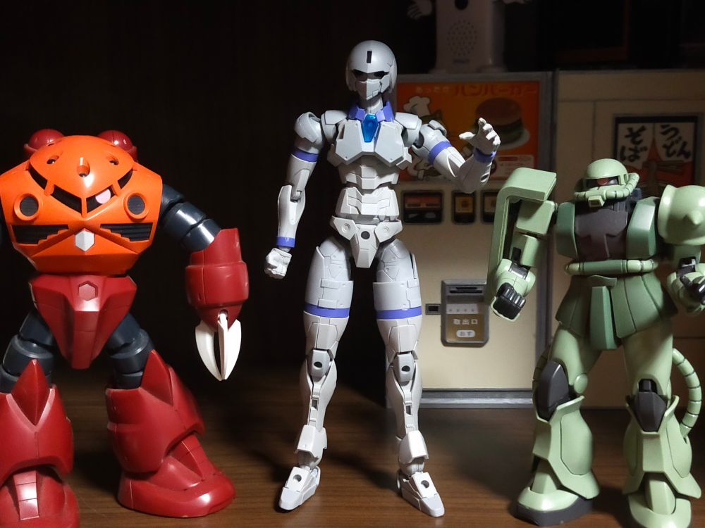 シャア専用ズゴック（ガンプラ）
30MFリーベルナイトのシルエット
量産型ザク（ガンプラ）
後ろにレトロ自販機プラモデル（ハンバーガー、そばうどん）