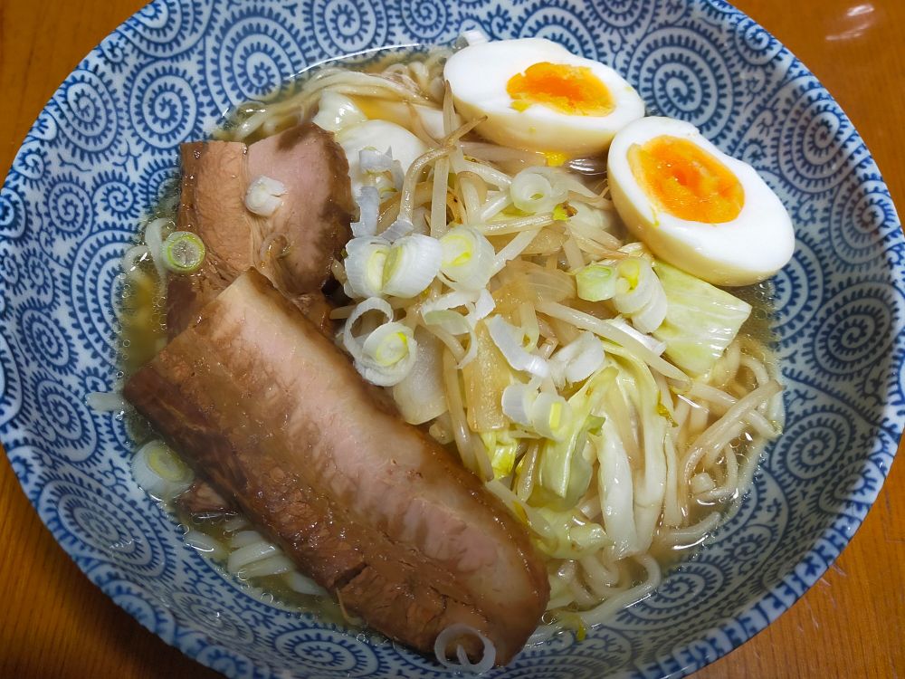 ラーメン（市販の喜多方ラーメン）
ネギ、大きなチャーシュー、半熟ゆで卵、長ネギ、キャベツ、もやし、玉ねぎ