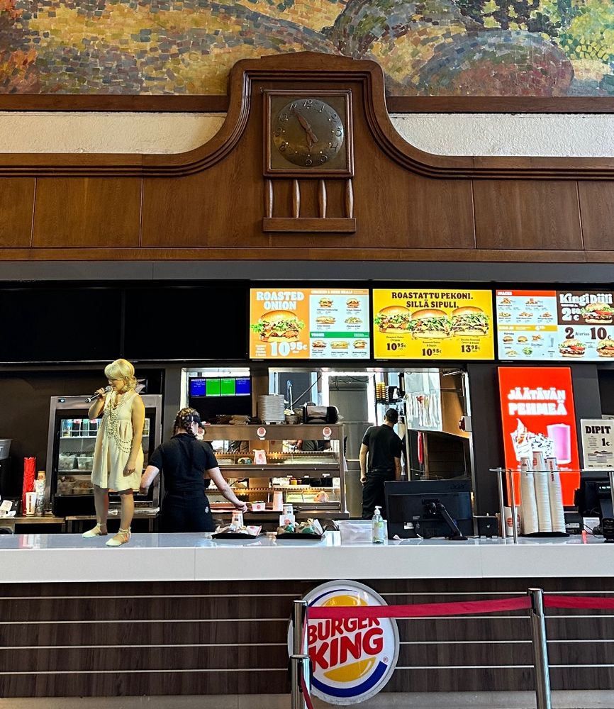 Hyvin pieni Anna Puu pikaruokaravintolan tiskin päällä