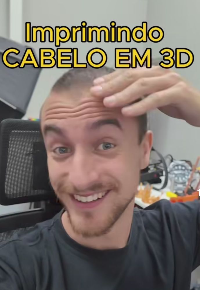 A imagem é de um homem branco com o cabelo raspado, com a mão da cabeça e o texto: Imprimindo cabelo em 3D