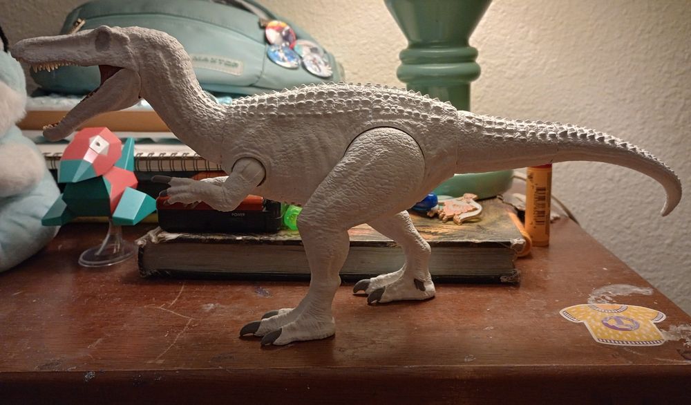 Jurassic world rebirth baryonyx toy repainted by me (with help of my gf too) to look more like the leucistic baryonyx from chaos theory. It's white with gray nails and has no eyes but hollow gray sockets.