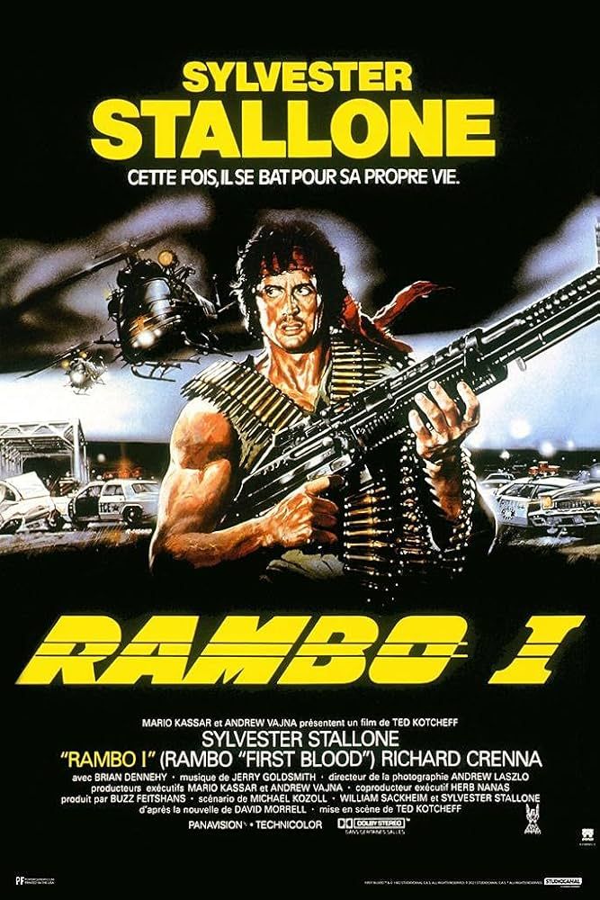 Affiche de "Rambo", avec Stallone tenant une arme devant des voitures de police et des hélicoptères.