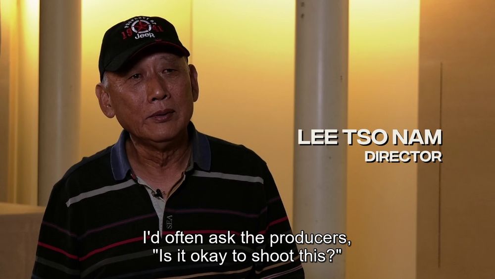 Image du film "Enter the clones of Bruce" avec une interview du réalisateur Lee Tso Nam, qui dit : "I'd often ask the producers, "is it okay to shoot this ?""