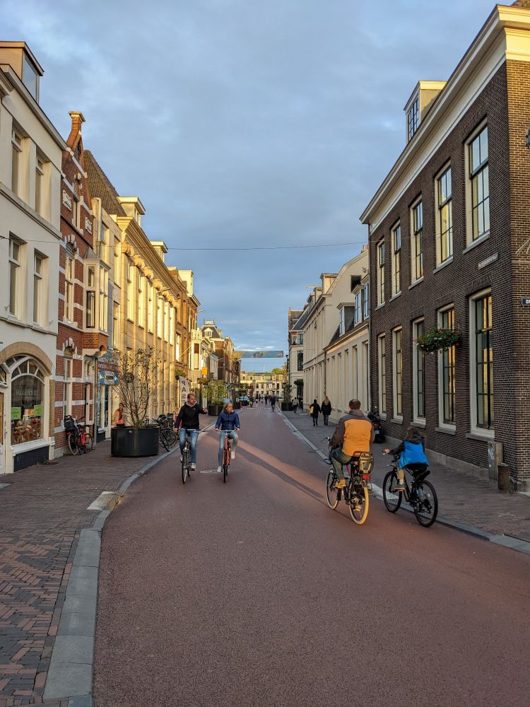 Eine rot asphaltierte Fahrradstraße mit Fahrradfahrer*innen in Utrecht