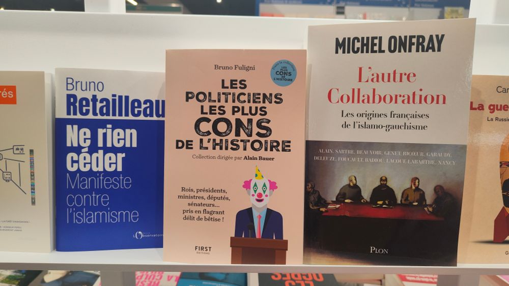 Photo représentant le livre de Retailleau "Manifeste contre l'islamisme" et le livre de Onfray sur l'islamo-gauchisme. Et au milieu des deux le livre " les politiciens les plus cons de l'histoire".