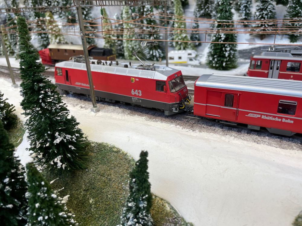 A Ge 4/4 iii locomotive on Kleine Albula, a HOm layout set in south eastern Switzerland in the winter 