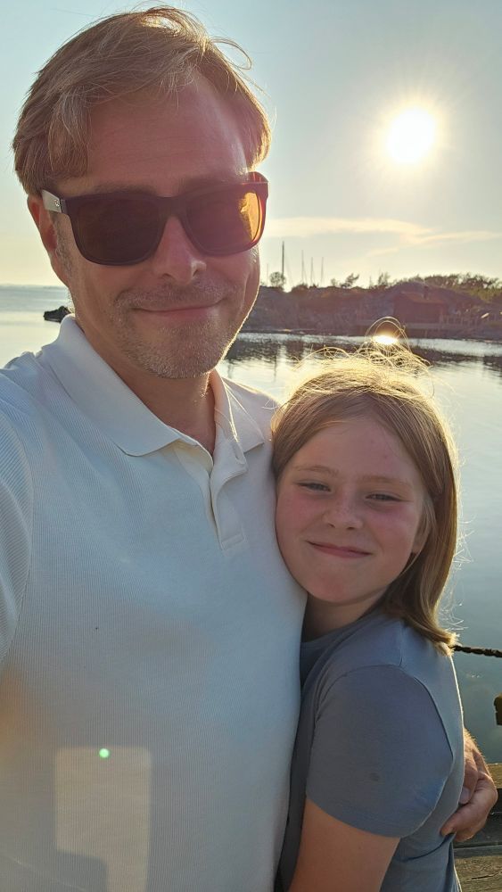 En pappa som nuter av kvalitetstid med sin dotter i skärgården.