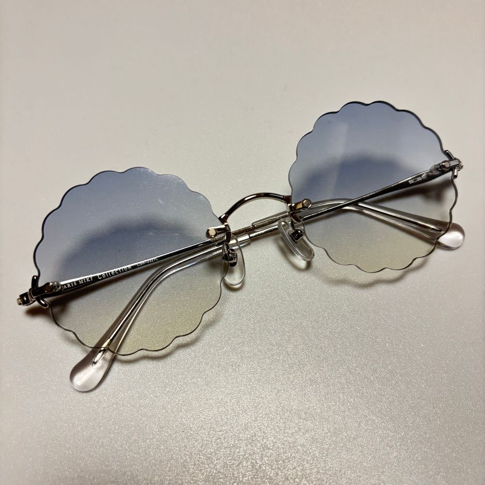 レンズのふちが波線のサングラス