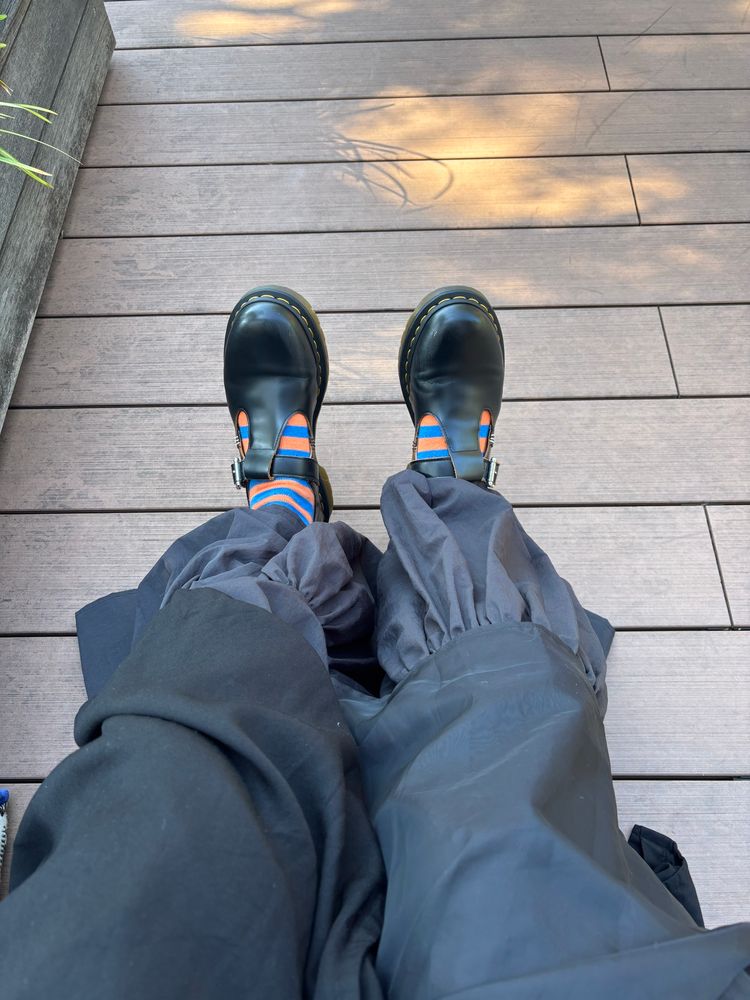 オレンジと青のハロウィンソックスを履いた足、靴は黒いメリージェーン