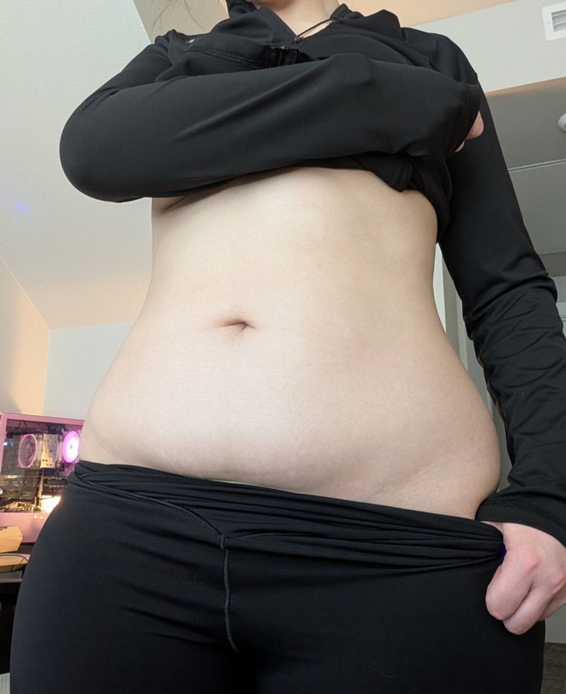 pic of momo's exposed tummy 
