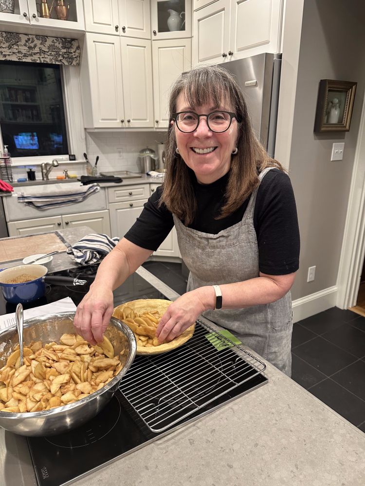 Lisa makes an apple pie