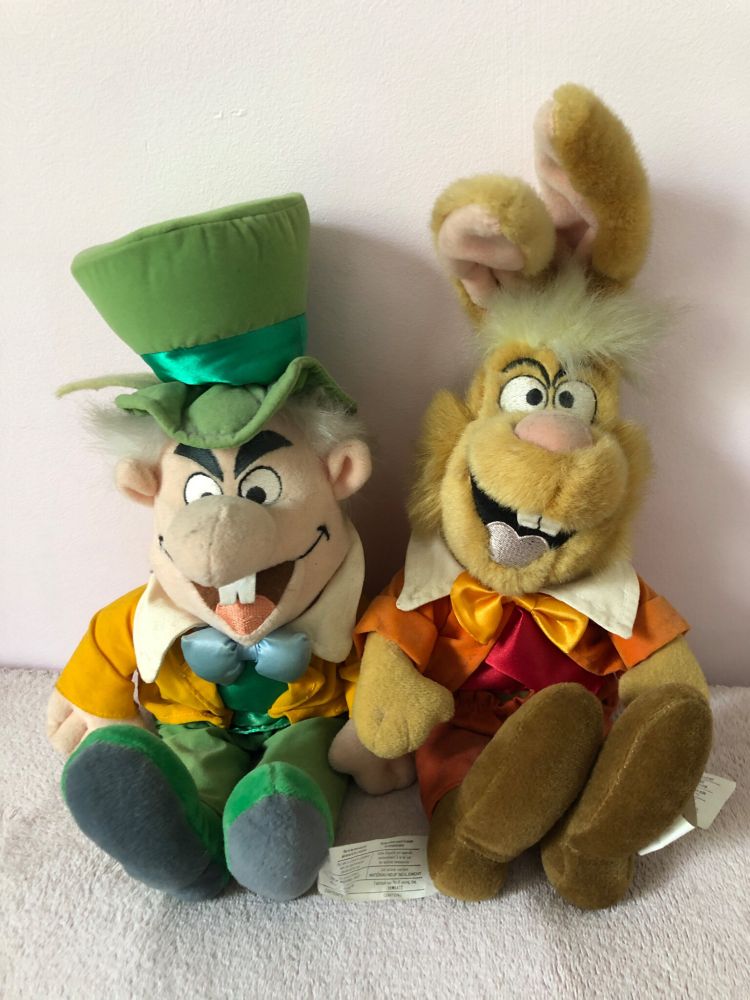 Vilaines peluches du Chapelier fou et du lièvre de Mars façon Disney.