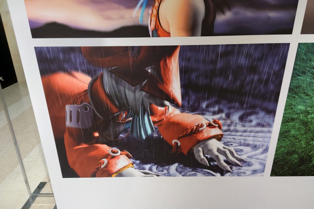 『FINAL FANTASYⅨ 25th ANNIVERSARY at SQUARE ENIX POP UP STORE』大丸東京店催事場外部の壁。添付写真2枚目左下を拡大したもの。

当該作の登場人物の1人、フライヤのキービジュアル。雨が降り注ぐ宮殿床に倒れ、上体を起こそうとしている姿。