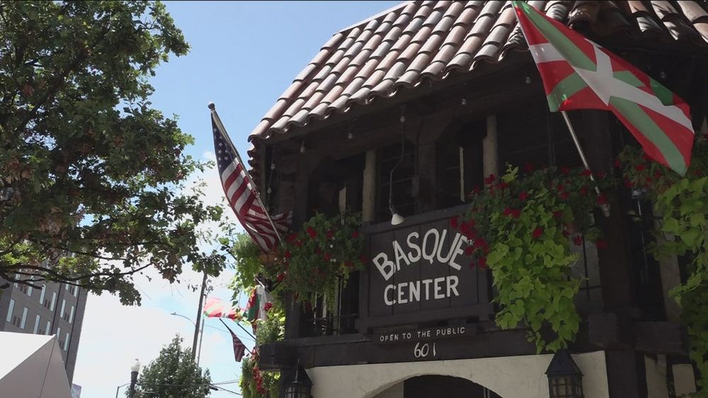 Basque journalist denied US entry, misses Jaialdi festival return